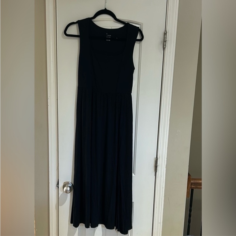 Elegant Black Sleeveless Dress - Picture 11 of 13